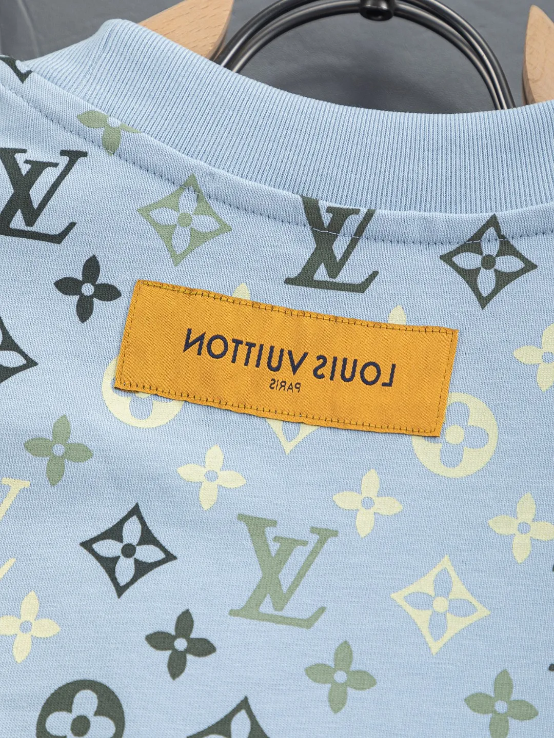 🅿️200 Louis Vuitton 1V LV lv slightly wide version S-XL LV 26ss new products are available at the counter simultaneously. Multiple craftsmanship. Chest patch letters 🪡 embroidery. Back patch letters four-leaf clover 🍀🪡 embroidery. Round neck short-sleeved T-shirt, same style for men and women! Consigned to one-to-one creation. Synchronized with the official website, pure cotton fabrics at the counter! It is close to the skin and comfortable, durable and easy to wear. It has a classic and simple logo design and meticulous original craftsmanship. Short-sleeves, a must-have item for men, do not appear to be the same for the general public, but must be unique and eye-catching. This LV short-sleeve is all about quality, comfort, the same shape and fashion as always, including fabrics and cutting techniques. All of them have been made with great effort! 320 grams of washed pure cotton fabric, pure cotton is breathable, very refreshing and comfortable for daily wear. The rib knitting on the neckline is smooth and tight, and the neckline will not be skewed if you toss it at will. The loose version, you will find that it looks really good on the upper body. The overall is minimalist and neat, super versatile for daily use! Pair it casually with a pair of pants for a youthful look. A T-shirt will make your outfit crazy. It is a fashionable item that can never go wrong! Color: Green Blue Purple Size: S-XL Size chart: S: Shoulder width 50-Bust 56-Length 70 M: Shoulder width 52-Bust 57-Length 72 L: Shoulder width 54-Bust 59-Length 74 XL: Shoulder width 56-Bust 62-Length 76